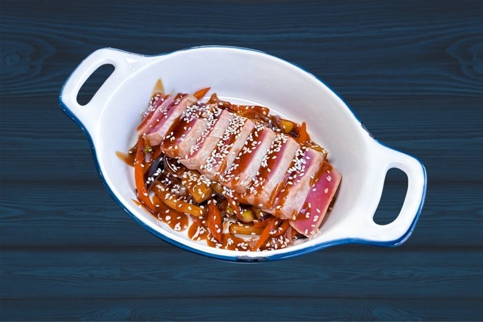 Тунец на овощной подушке