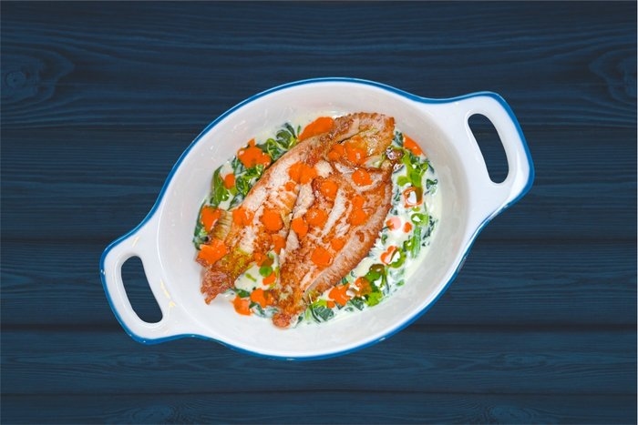 Филе камбалы со шпинатом в соусе велюте