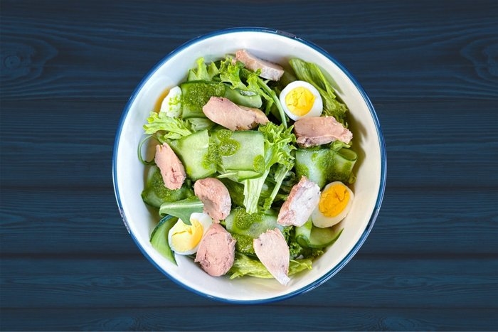 Салат с печеью трески