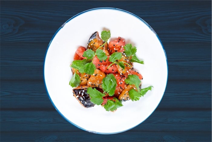 Теплый салат с баклажаном