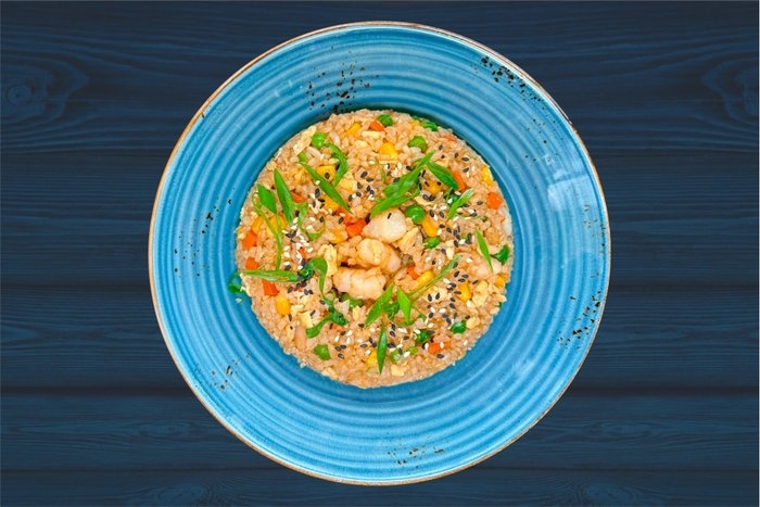 Жареный рис с креветкой